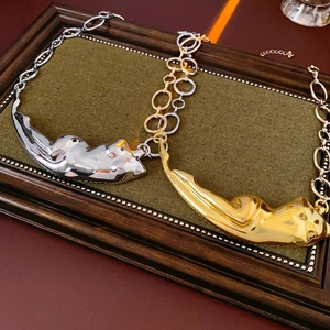 Collier avec pendentif silhouette de corps féminin artistique sur velours vert