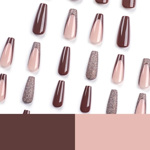 Faux ongles ballerine marron et rose nude avec pointes françaises et paillettes