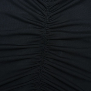 Gros plan sur un tissu en maille noire avec des fronces élégantes et texture plissée