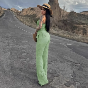 Ensemble d'été vert herbe à deux pièces avec haut bustier et pantalon large gaufré