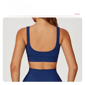 Dettaglio del reggiseno sportivo blu navy con retro a U vuoto e doppie spalline