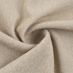 Makroaufnahme von schimmerndem Goldstrickstoff mit eleganten Spiralstruktur-Details