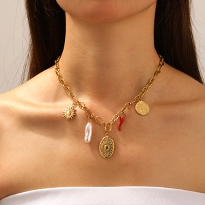 Collana in acciaio inossidabile dorato con ciondoli a sole, perla, peperoncino