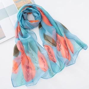 Weicher atmungsaktiver blauer Chiffon Seidenschal mit orangefarbenem Federmuster für Sommer