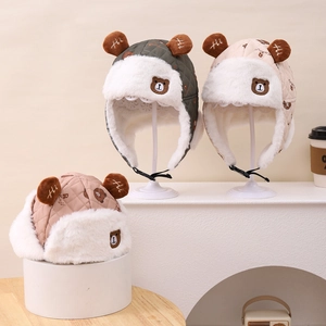 Dettaglio del cappello invernale per bambini con trapuntatura a rombi e fodera in peluche
