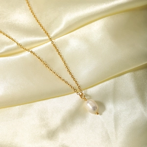 Élégant collier en plaqué or 18 carats avec un pendentif perle d'eau douce ovale brillant
