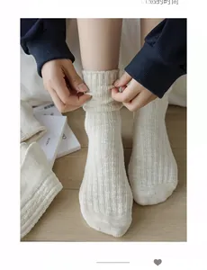 Dettaglio calzini in cotone a coste beige con trama morbida e traspirante