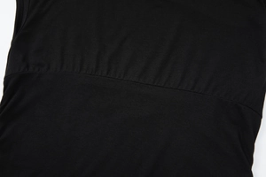 Dettaglio della morbida trama in cotone nero e delle cuciture di questo top a spalla scoperta