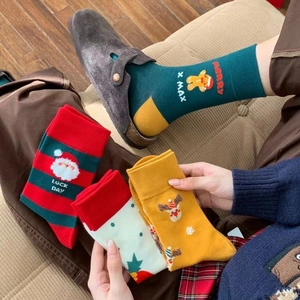 Chaussettes de Noël festives en coton avec broderie Père Noël et élan en rouge et vert