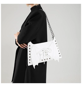 Sac porté épaule blanc style gothique ailes de chauve-souris avec rivets et chaîne chic.