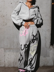 Ensemble survêtement gris pour femme avec sweat à capuche et graffiti style urbain 2024