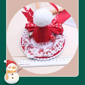 Dettaglio di mini cappello natalizio rosso con pizzo e fiocco, misura con righello