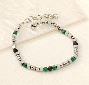 Dettaglio del bracciale con perline di malachite verde, pietra lavica nera e argento
