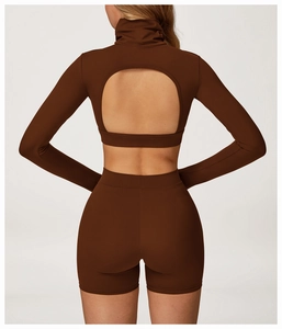Détail d'un ensemble de yoga marron avec haut dos nu et short de sport ajusté