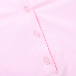 Détails de la patte de boutonnage rose d'une combinaison avec boutons transparents