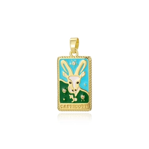 Dettaglio del ciondolo Capricorno placcato oro 18k con smalto blu e verde e motivo sole