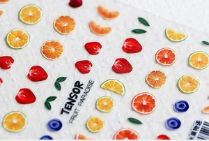Détail macro d'autocollants 5D avec reliefs de fruits 3D comme fraises et oranges