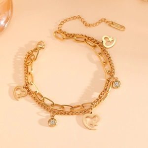 Dettaglio del bracciale a doppio strato in acciaio dorato con ciondoli a cuore traforati