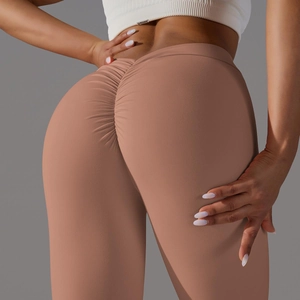Vue détaillée du legging de yoga taille haute avec effet push-up et tissu marron mat