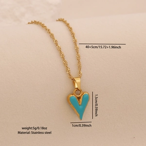 Vue macro du collier pendentif cœur en acier doré avec incrustation en émail turquoise