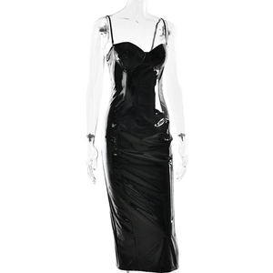 Détail d'une robe en similicuir PU brillant avec finition laquée et coupe moulante