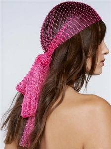 Gros plan d'un foulard en résille strass rose fuchsia avec détails de perles scintillantes