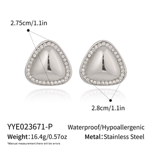 Dimensioni dettagliate degli orecchini a triangolo geometrico con finitura argento e strass