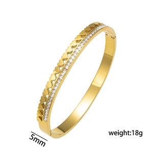 5mm goldener Edelstahl-Armreif mit hohlem Herz-Design und funkelnden Zirkonsteinen