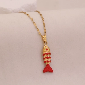 Collier avec pendentif carpe koi dorée, émail rouge et chaîne à lèvres sur fond beige