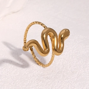 Chic 18k gold plated stainless steel snake ring with elegant hammer texture finish