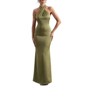 Elegante abito lungo in raso verde oliva con scollo all'americana e vestibilità slim fit