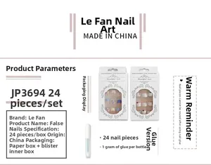 Faux ongles amande courts avec paillettes bleu-violet et accessoires de collage