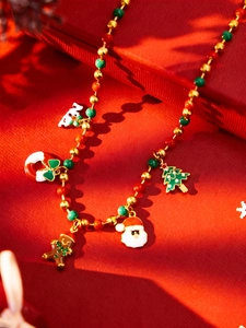 Vue détaillée du collier de perles colorées avec des breloques de fête de Noël