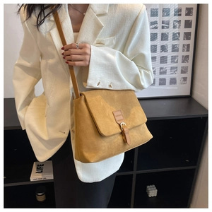 Elegante borsa a tracolla in camoscio cammello con outfit da ufficio moderno