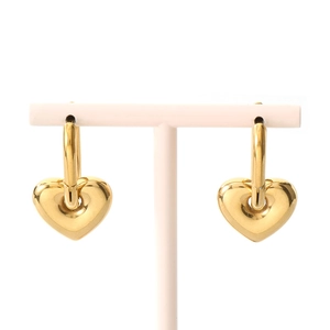 Boucles d'oreilles cœur ajouré en acier plaqué or 18K sur un présentoir blanc élégant