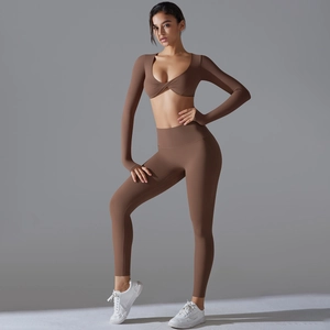 Detail eines kaffeebraunen Yoga-Sets mit langärmligem Knotentop und hoch taillierter Leggings