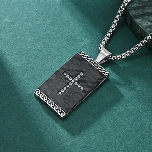 Collana vintage in acciaio con croce incastonata e ciondolo in fibra di carbonio nera