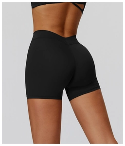 Detail des V-förmigen hohen Bunds und feiner Nähte an schwarzen Yoga-Shorts