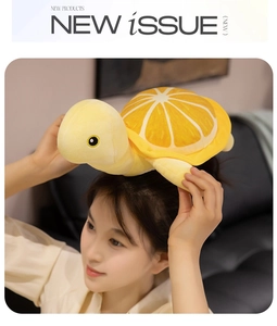 Détail d'une peluche de tortue citron créative avec une carapace orange en forme de fruit