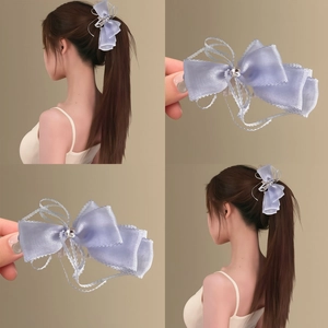 Pince à cheveux élégante avec nœud en tissu lilas et dentelle en vue détaillée
