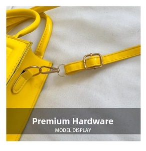 Détail de la quincaillerie dorée de haute qualité et de la bandoulière sur sac jaune