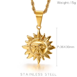 Détail du pendentif soleil doré avec dimensions 36x30mm et poids de 15g