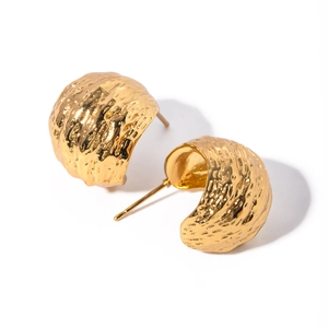 Chic 18k gold plated C-shaped earrings with hammered texture in premium stainless steel