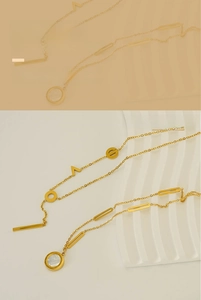 Détail de colliers en acier inoxydable plaqué or 18k avec breloques LOVE et nacre