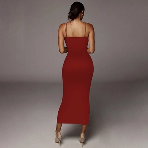 Détail d'une robe mi-longue rouge foncé ajustée avec fines bretelles et décolleté dos plat