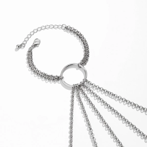Dettaglio del bracciale gotico argento con catene a artiglio e anelli con nappe