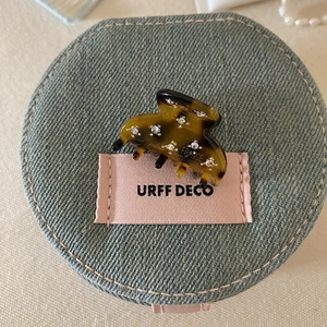 Detalle de pinza para el pelo en acetato de carey oscuro con diamantes de imitación