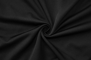 Nahaufnahme von schwarzem Synthetikgewebe mit glatter Textur und hochwertigem Glanzfinish