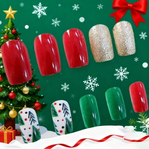 Unghie natalizie quadrate corte con glitter rossi, verdi, oro e disegni a tema