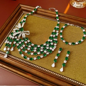 Vue détaillée du parure en argent avec pierres vert émeraude et cristaux de zircon